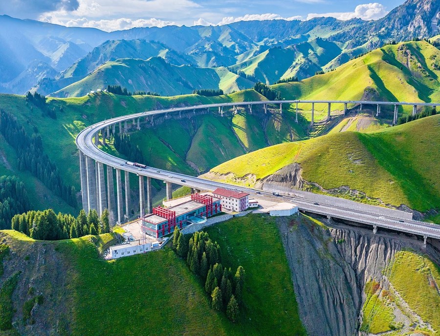 Drive Across The Spectacular Guozigou Bridge, Surrounded By The Mountains And Valleys Of Xinjiang