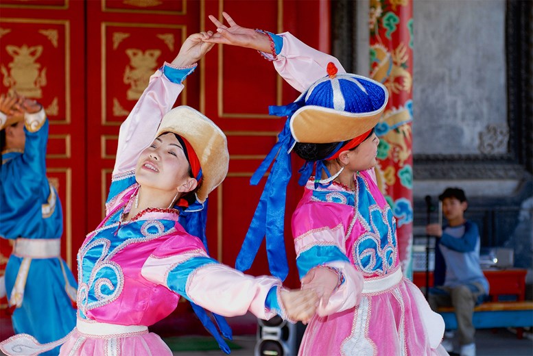 Be enchanted by a traditional Mongolian folklore concert