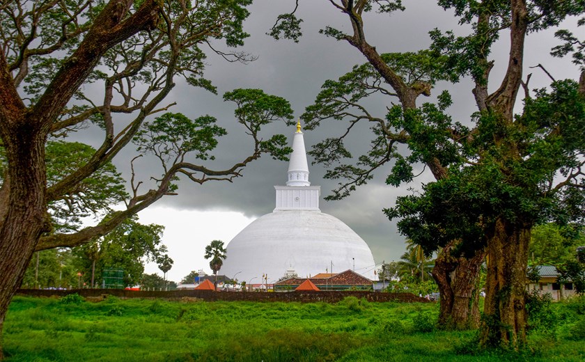 Marvel at the magnificent Ruwanwelisaya Stupa built by King Dutugemunu