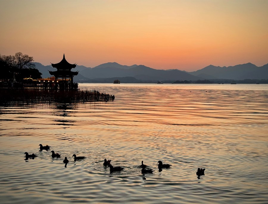 Sunset at iconic West Lake in Hangzhou.jpg